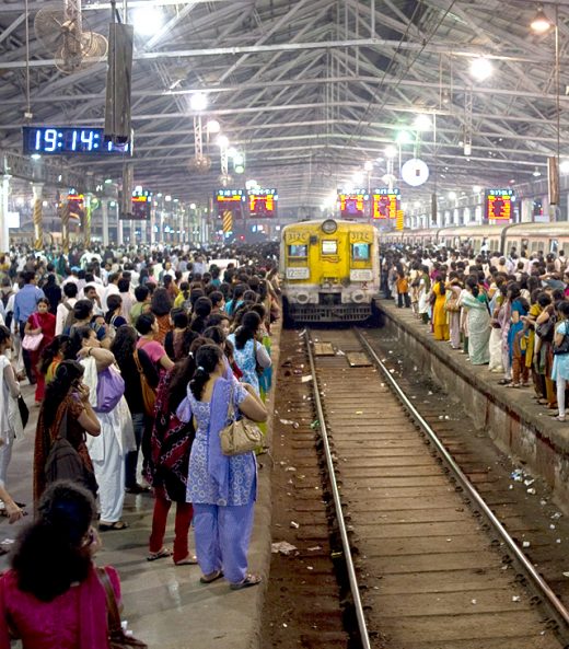An einem Bahnhof in Mumbai