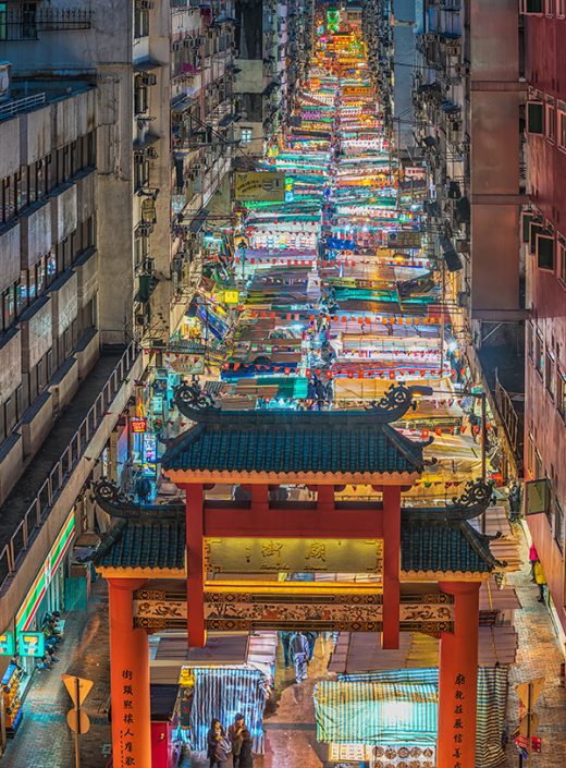 No hay sitio para los coches en Temple Street en Hong Kong