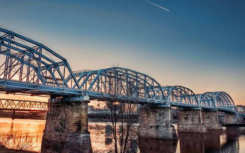 Von einer Autobahnbrücke zur „Purple People Bridge“ in Cincinnati (USA)