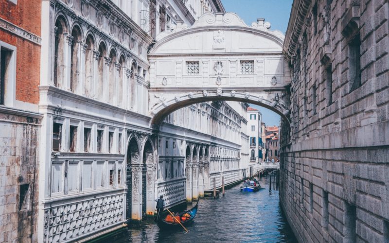 过去：文艺复兴时期的威尼斯建造出“叹息桥”。