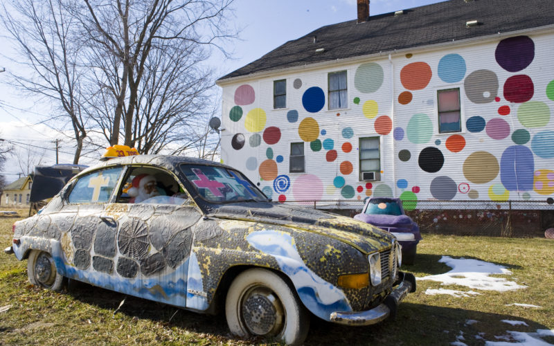 Der „Penny Car“ vor einer Kulisse von Punkten