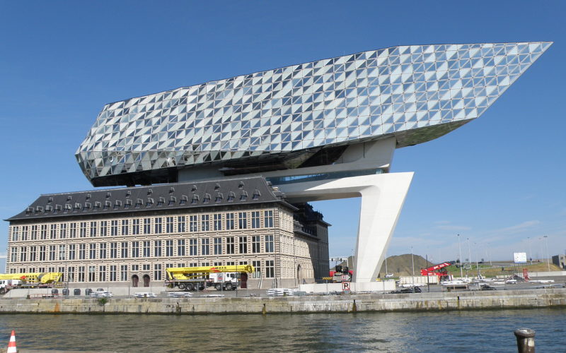 扎哈·哈迪德(Zaha Hadid)设计的安特卫普港口之家(Antwerp Port House)